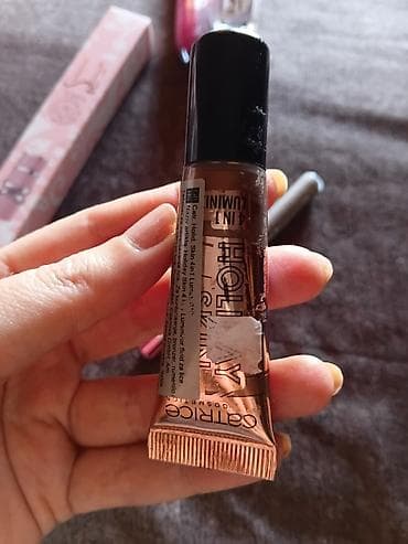 mona torbica sa slovom m: Kozmetički set – parfem, sjajevi za usne, gel za obrve, sloj za nokte — 7