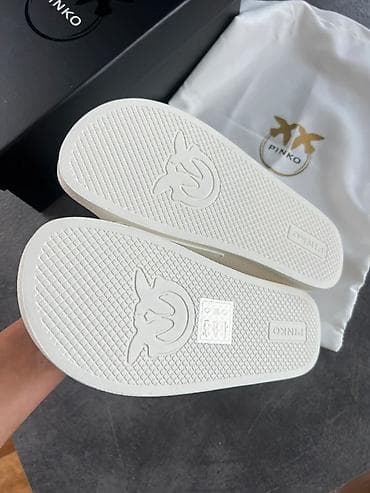 kroks papuce: Pinko ženske papuče u beloj boji, sa prepoznatljivim logotipom dve — 3