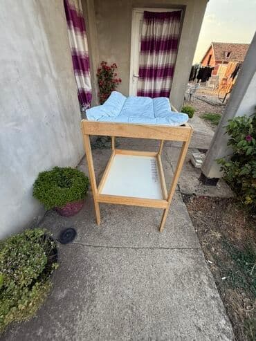 Other kids' furniture: Drveni sto za presvlačenje beba, dizajniran sa stabilnom konstrukcijom — 1