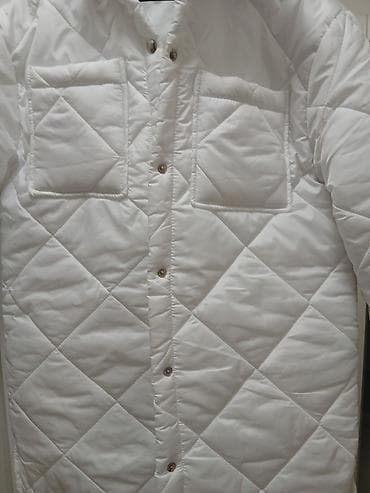 Pantalone, Farmerke, Šortsevi: Bela prošivena jakna/košulja-jakna (quilted shacket) u pufnastom — 2