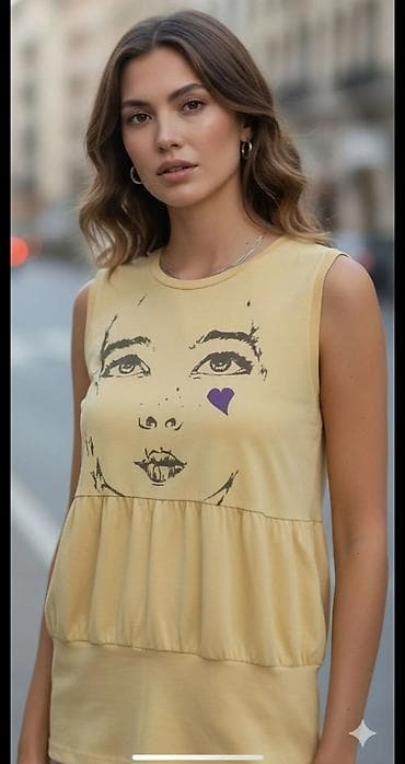 Personal Items: Ženska bezrukavna majica u pastelno žutoj boji sa printom ilustracije — 1
