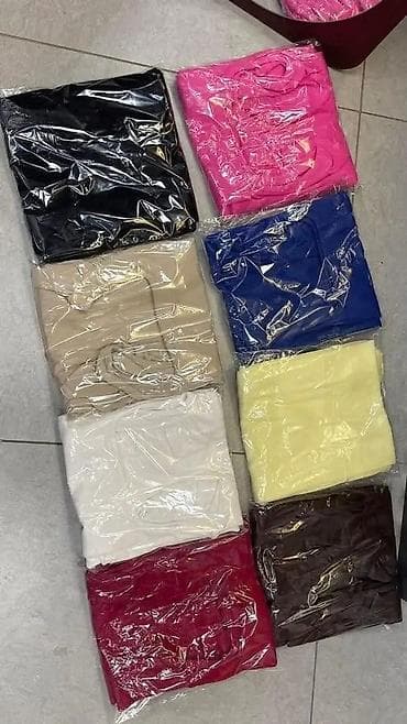 beli tek flis: Ženska rebrasta haljina sa volan rukavima - Model: uska midi haljina — 3