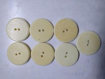 ayahuasca beograd: Dugmad plasticna 7 kom.precnik oko 3,4cm — 1