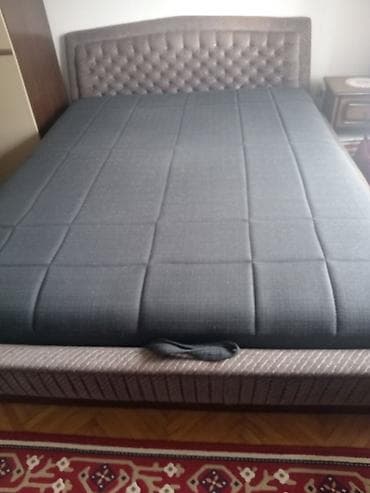 Na prodaju francuski ležaj. Neoštećen. Sa prostorom za odlaganje