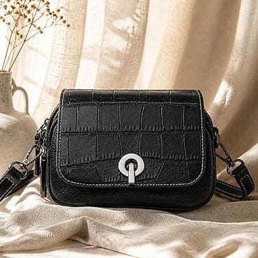Ženska crossbody torba Luxéra – crna, kroko tekstura - Materijal