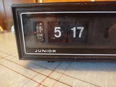 navlaka za kauc: Retro stari radio Junior flip budilnik vintage. Nepoznato stanje — 9