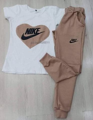 Ženski sportski komplet majica i donji deo trenerke sa dzepovima