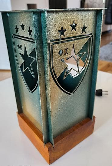 Dekorativna stočna lampa – motiv “Делије Север” Crvena Zvezda - na lalafo.rs Dekorativna stočna lampa – motiv “Делије Север” Crvena Zvezda -