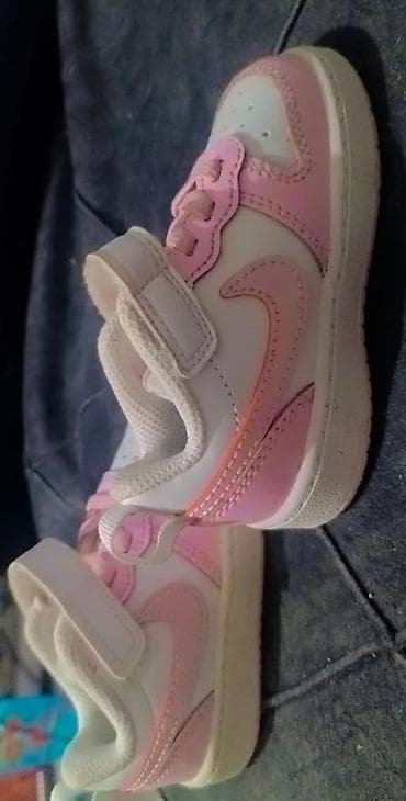 majice sa natpisom: Dečije patike za devojčice - Model: sportske patike sa čičak-trakom - — 1