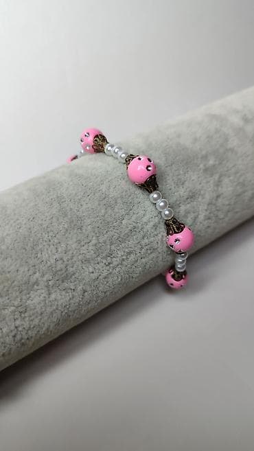 sat za prepisivanje: Nježna narukvica s perlicama – ružičasto/biserna - Dizajn — 1