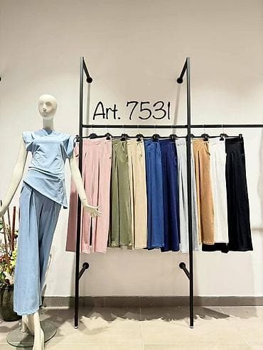 noge: Ženski komplet – asimetrična bluza i široke pantalone - Model: Art — 3