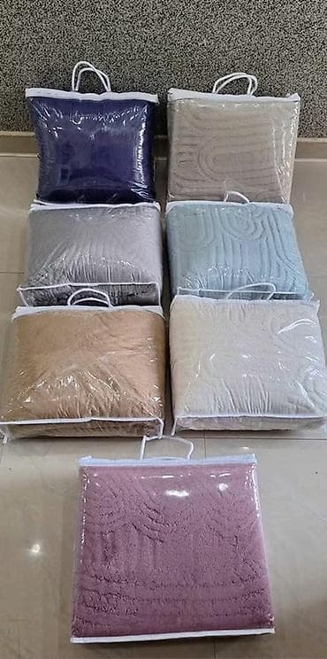 posteljina sa srcima: Pokrivac sa lastez i dve jastucnice 180x200+25 CENA 2999din

T — 3
