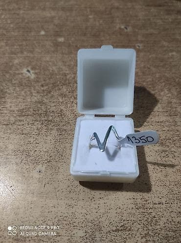 Srebrni prsten sa modernim zig-zag dizajnom. - Materijal: srebro