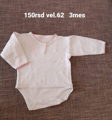 prodaja decije garderobe online: Bebi bodi dugih rukava u beloj boji sa nežnim roze obrubom. Model sa — 1