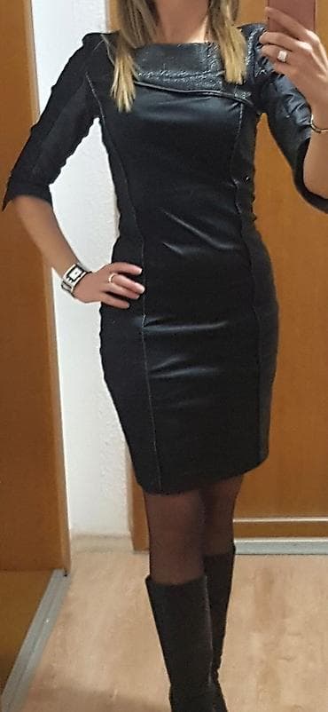 Elegantna crna haljina od eko kože/streč materijala, kroja koji prati