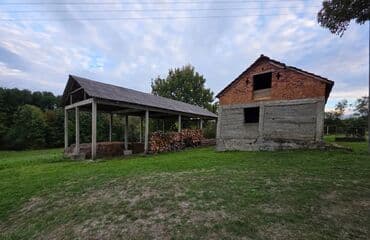 prodaja kuce jajinci: Seosko domacinstvo Opis oglasa Na prodaju seosko domacinstvo u selu — 1