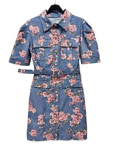 Denim mini haljina sa floralnim printom ruža - Materijal: teksas sa na lalafo.rs Denim mini haljina sa floralnim printom ruža - Materijal: teksas sa