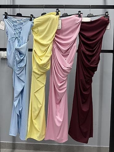 karo haljina: Elegantna duga haljina bez bretela
2900 din
S M L — 5