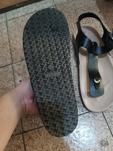 žute sandale ravne: Ženske sandale – model sa kaišem preko pete i T-remenom između — 1