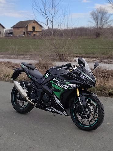 alfa sale: Peda R250 ABS EFI. Prva registracija 2025. godine. Vozi se na A2 — 2