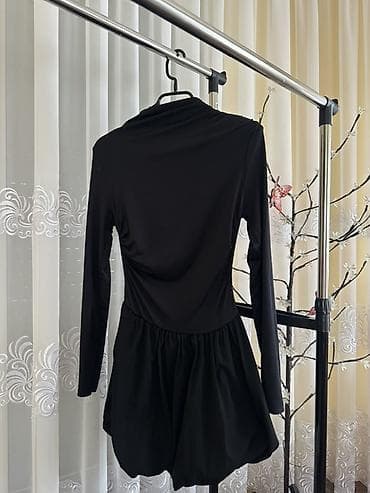 haljine za apsolventsko vece: Crna mini haljina sa dugim rukavima i visokim okovratnikom. Gornji deo — 1