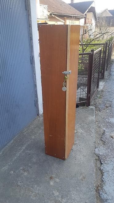 Stolovi: Uska drvena vitrina/ormarić sa bravicom i ključevima - Tip — 2