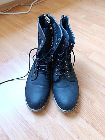 robusta cipele: Ženske čizme sa pertlama, crne boje, sa bočnim panelima od čipke. - — 2