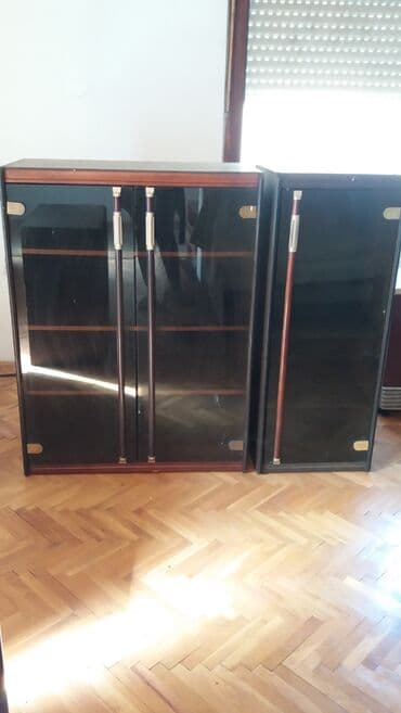 ikea fioke za igracke: VITRINA - Na prodaju vitrina iz dva dela crne boje, jednokrilna i — 1