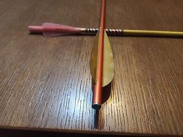 Ostali proizvodi za sport i razonodu: Dve strele za samostrel. Dužine: 38cm i 27cm. Metalni vrhovi — 6