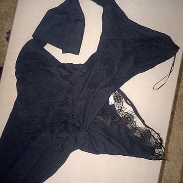 Crna elegantna bluza sa čipkom - Materijal: lagan