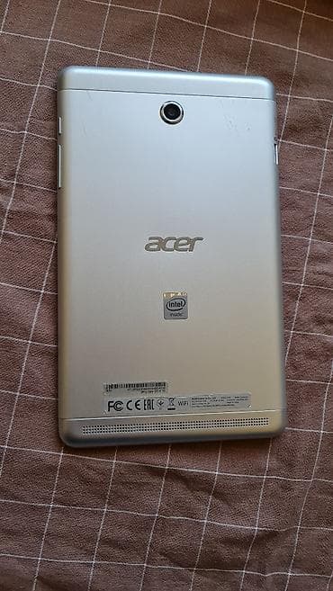 Acer Iconia tablet – bela prednja strana, srebrna zadnja maska sa