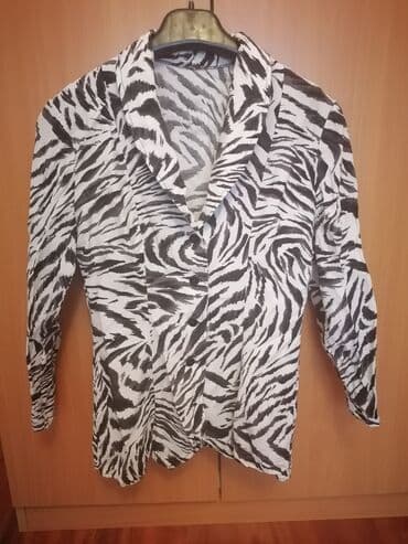 crne pantalone i bela kosulja: Crno bela košulja sako nov velicina S M razlog prodaje praznim orman — 1