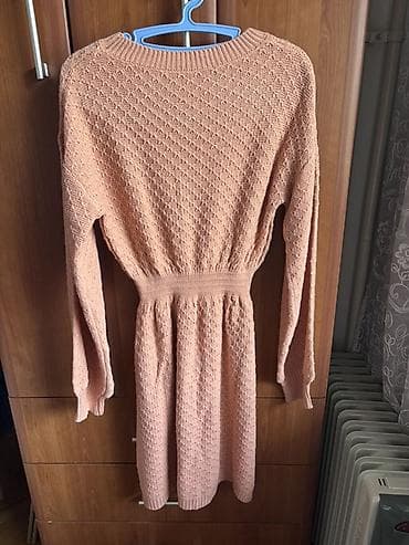 Kućna odeća: Pletena haljina u nežno roze/boji breskve. - Model: midi dužina, dug — 2