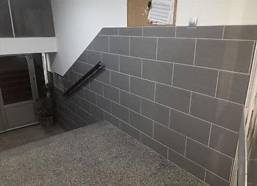 Reklamiranje, štampanje: Postavljanje svih vrsta pločica na zid i na pod. Cena usluge za — 10