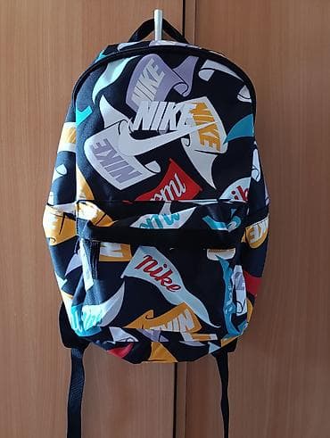 ideal majice: Nike ranac sa višebojnim all-over printom logotipa. - Prostrana — 1