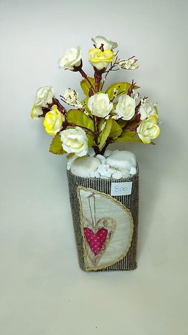 cebe sa kapuljacom: Dekorativna aranžirana veštačka cvetna kompozicija u saksiji. - — 2