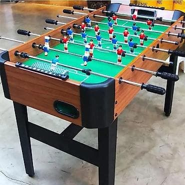 Stoni fudbal (foosball) – drveni kabinet sa stabilnim metalnim nogama