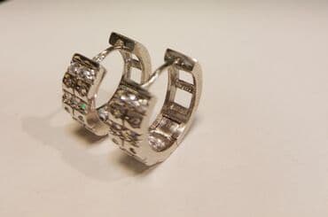 puder u kuglicama: Minđuše, srebro 925 sa cirkonima Potpuno nove Prečnik 1,7 cm — 2