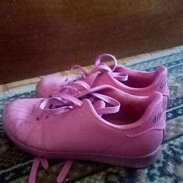 cipele sa debelom petom: Kozne patike prelepa boja samo 300 dinara dva para 500 dinara — 2