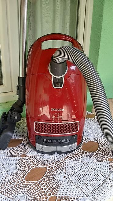 panasonik tv: Miele S8310 usisivač sa kesom – 300–2200 W, Made in Germany. Crvena — 1