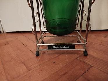 Ostali stilski dekor: Dekorativna zelena staklena boca flasa sa metalnim stalkom “Black — 8