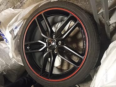 Alu felna sa gumom – sportski dizajn, crna mat sa crvenim prstenom