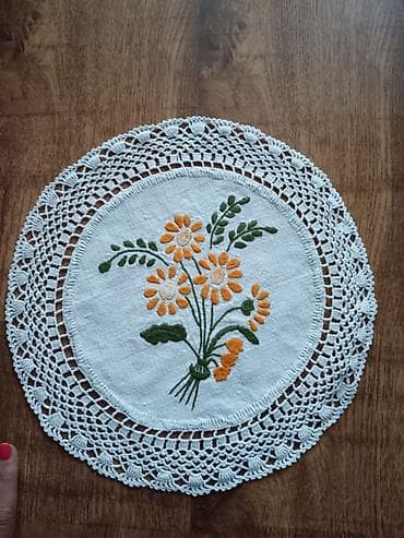 drveni sto sa klupama: Ručno rađeni heklani miljei sa vezenim cvetnim motivima - Set — 1