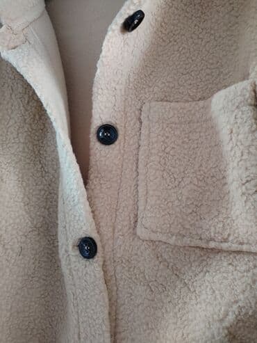 crna uska haljina dugih rukava: Bež teddy jakna/košulja (oversize kroj) - Materijal: mekana „teddy“ — 3