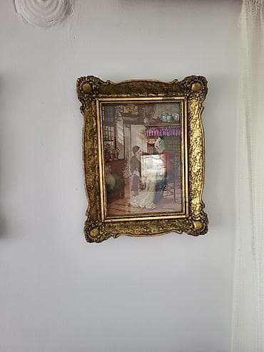 Ukrasna zidna slika u bogato dekorisanom pozlaćenom ramu. - Motiv