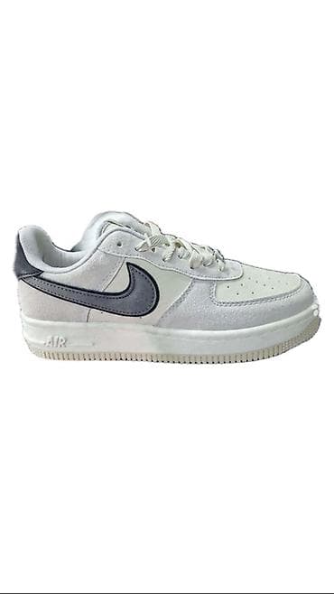 Nike Air Force 1 Low patike – bele sa sivim Swoosh logom - Klasičan