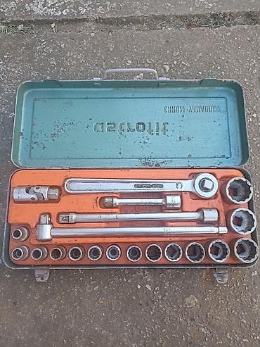 Komplet alata Astrofit, hrom-vanadijum, smešten u metalnom koferu. Set