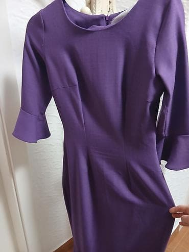 haljine s: Elegantna ljubičasta midi haljina sa volanima - Kroj: pripijena — 3