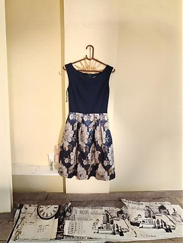 letnje svecane haljine: Elegantna haljina bez rukava – gornji deo u tamnoplavoj boji, donji — 1