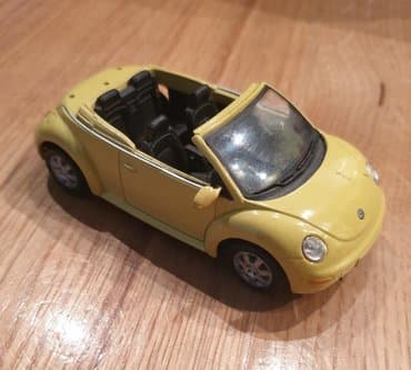 Figurice i makete: Volkswagen VW Beetle Buba kabriolet zuti automobilcic igracka. Fali — 1
